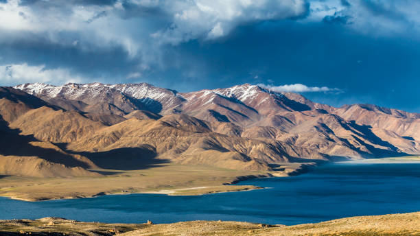 schöne aussicht auf pamir in tadschikistan - valley storm thunderstorm mountain stock-fotos und bilder