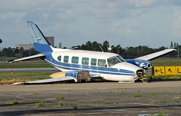 unfall hast propellerflugzeug - propellerflugzeug stock-fotos und bilder