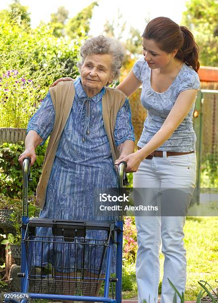 Mujer Senior A Foto de stock y más banco de imágenes de Andador - Equipo ortopédico - Andador - Equipo ortopédico, Mujeres jóvenes, Tercera edad