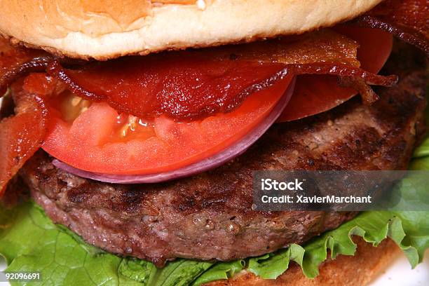 Hamburger Cerrar Vista Foto de stock y más banco de imágenes de Alimento - Alimento, Alimentos cocinados, Azúcar