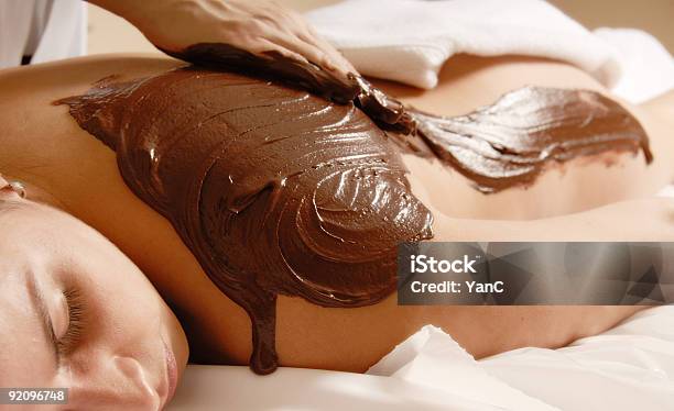 Massaggio Al Cioccolato - Fotografie stock e altre immagini di Adulto - Adulto, Beautiful Woman, Bianco