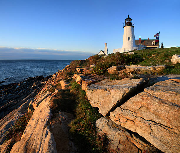 leuchtturm pemaquid point lighthouse am sonnenaufgang, bristol, maine - pemaquid peninsula lighthouse maine pemaquid point stock-fotos und bilder