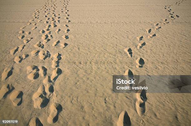 Deixando O Punhado - Fotografias de stock e mais imagens de Ao Ar Livre - Ao Ar Livre, Areia, Conceito