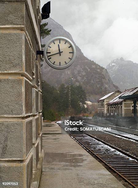 Die Uhr Von Canfranc Bahnhof Stockfoto und mehr Bilder von Bahnhof - Bahnhof, Regentropfen, Spitzer Winkel