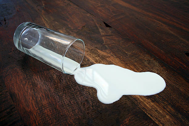 spilt milk-englische redewendung - frühstücksbereich stock-fotos und bilder