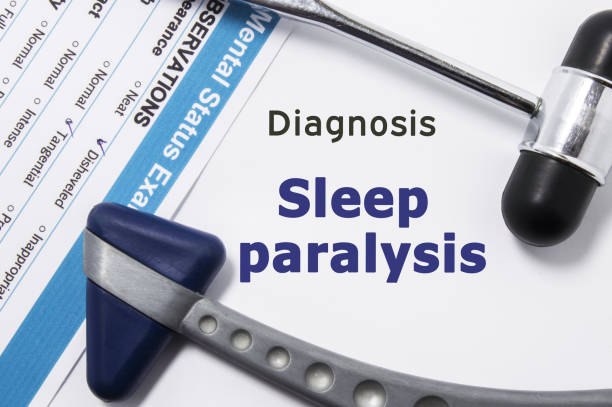 diagnóstico de paralisia do sono. dois martelo neurológico, resultado de exame do estado mental e o nome do diagnóstico psiquiátrico neurológico paralisia dormir sobre um fundo branco ou na mesa do médico - neurologic - fotografias e filmes do acervo