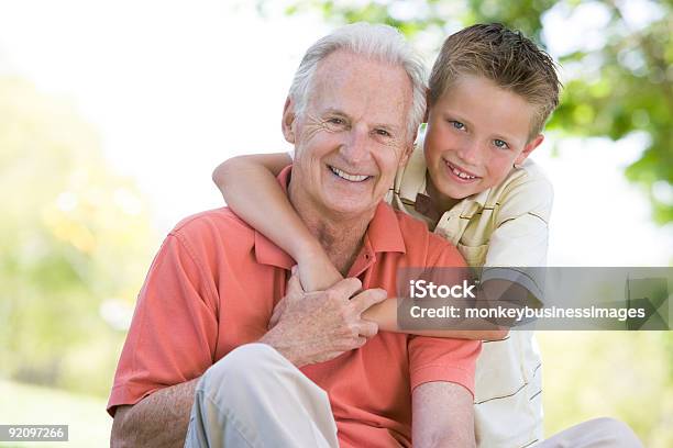 Großvater Und Enkel Im Freien Lächeln Stockfoto und mehr Bilder von 70-79 Jahre - 70-79 Jahre, Aktiver Senior, Alter Erwachsener