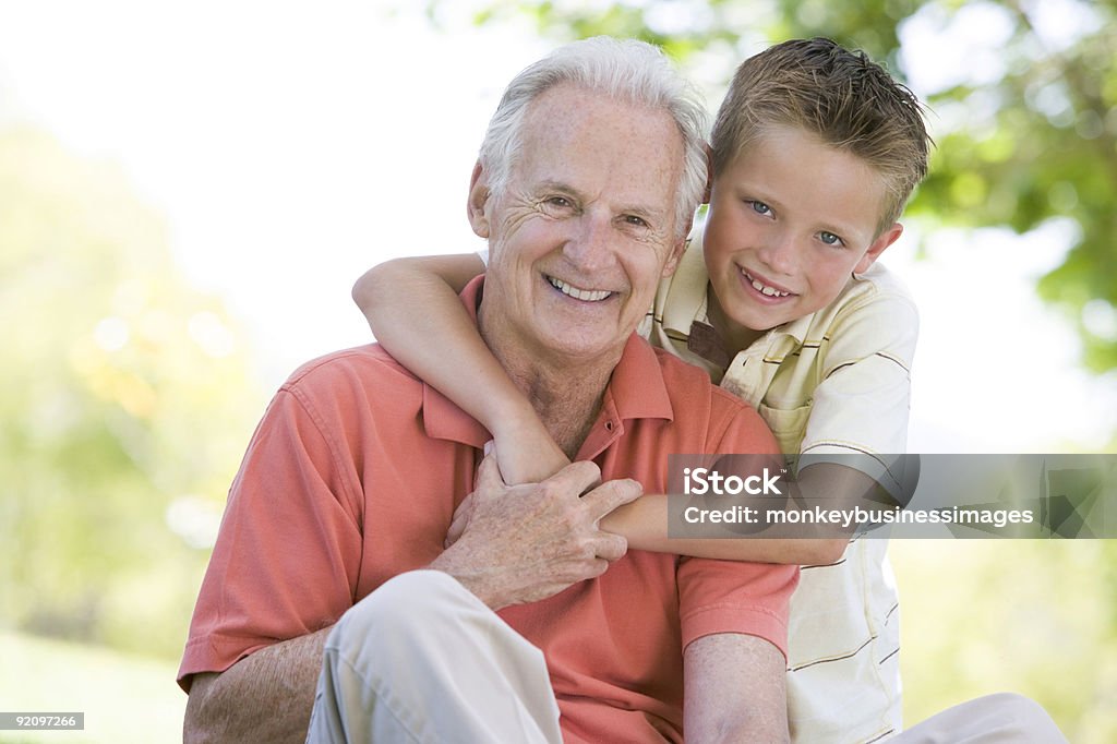 Nonno e nipote all'aperto sorridente - Foto stock royalty-free di 70-79 anni