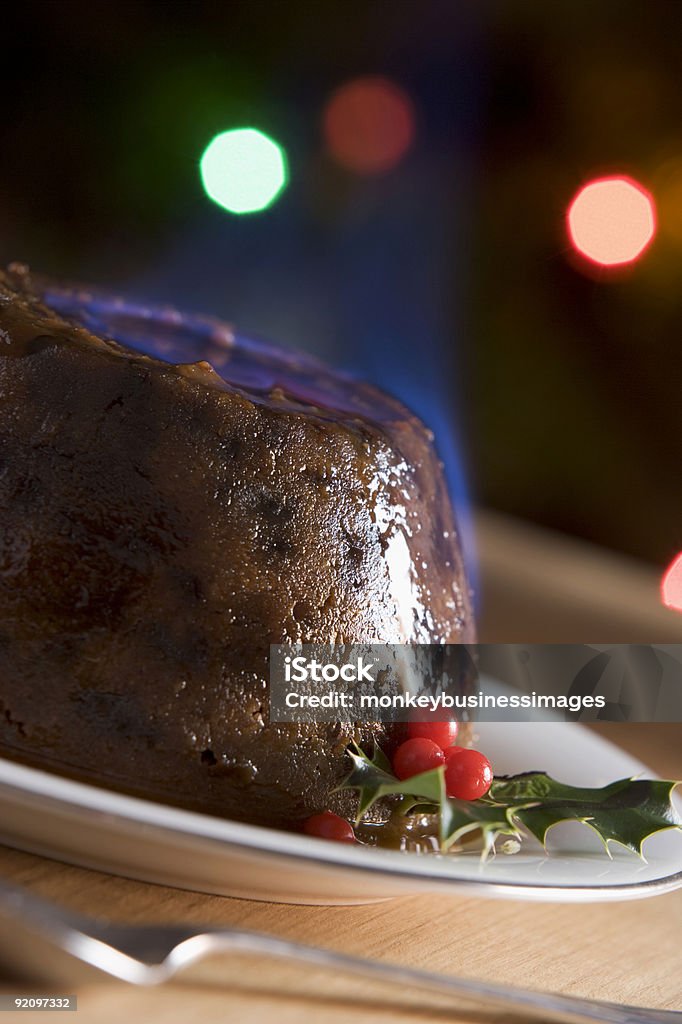 Pudding de Noël avec un verre de cognac Flambé - Photo de Pudding de Noël libre de droits