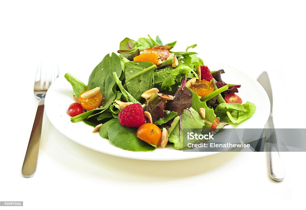 Piatto di insalata verde su sfondo bianco - Foto stock royalty-free di Alimentazione sana