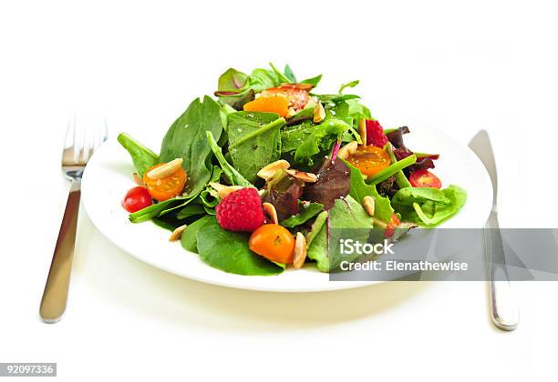 Piatto Di Insalata Verde Su Sfondo Bianco - Fotografie stock e altre immagini di Alimentazione sana - Alimentazione sana, Antipasto, Cena