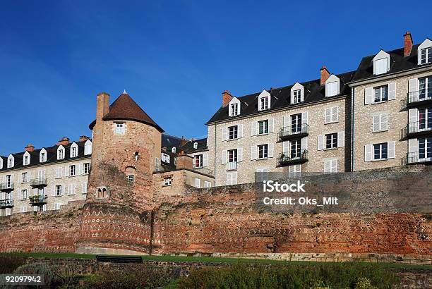 Photo libre de droit de Boundary Mur Antique Ressourcé Et Maisons Modernes Le Mans banque d'images et plus d'images libres de droit de Classicisme romain