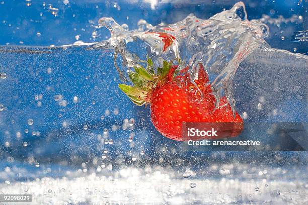 Splash De Morango - Fotografias de stock e mais imagens de Abstrato - Abstrato, Alimentação Saudável, Antioxidante