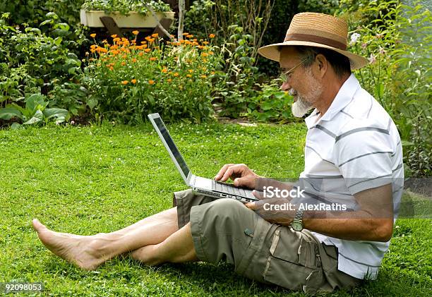 Foto de Sênior Com Laptop e mais fotos de stock de 65-69 anos - 65-69 anos, 70 anos, Adulto