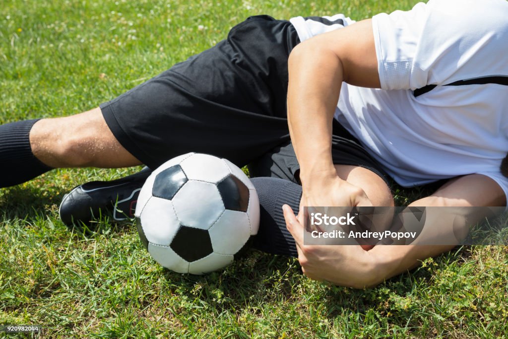Männlichen Fußballer leiden Knieverletzung - Lizenzfrei Verletzung Stock-Foto Männlichen Fußballer leiden Knieverletzung - Lizenzfrei Verletzung Stock-Foto
