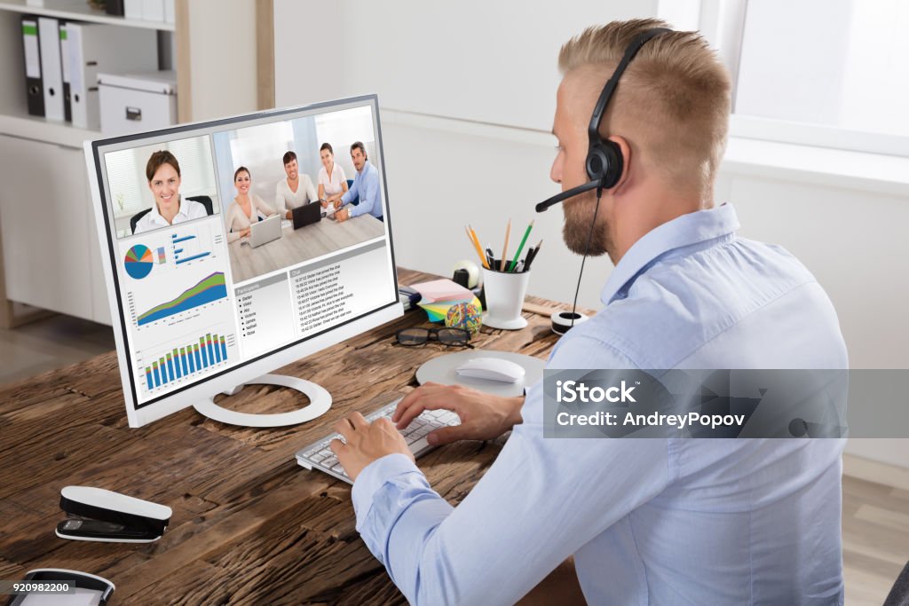 Geschäftsmann Videokonferenzen mit Team auf Computer - Lizenzfrei Outsourcing Stock-Foto