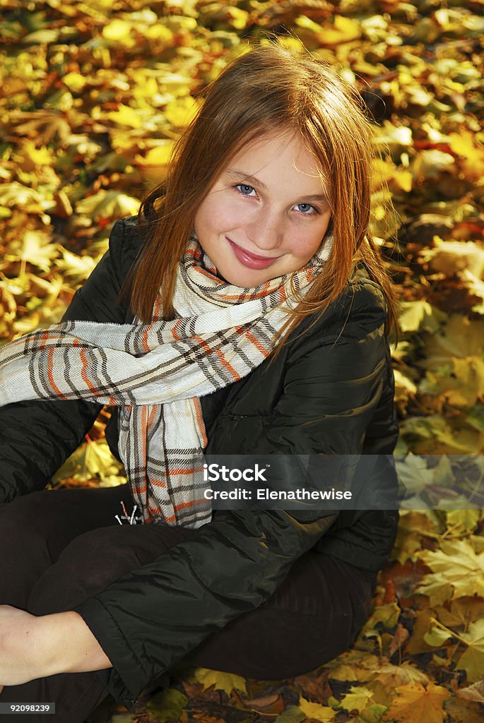 Jeune fille dans un parc d'automne - Photo de Adolescent libre de droits