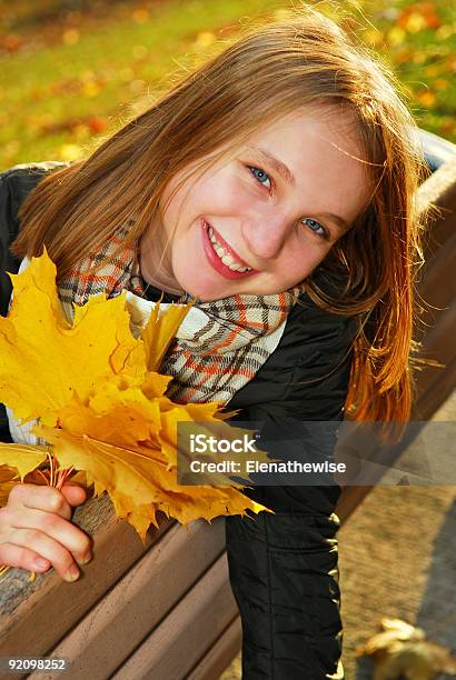 Foto de Menina Com Folhas De Bordo e mais fotos de stock de Adolescente - Adolescente, Adulto, Amarelo