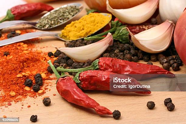 Pimientos Rojos Y Aspices Foto de stock y más banco de imágenes de Aderezo - Aderezo, Ajo, Albahaca