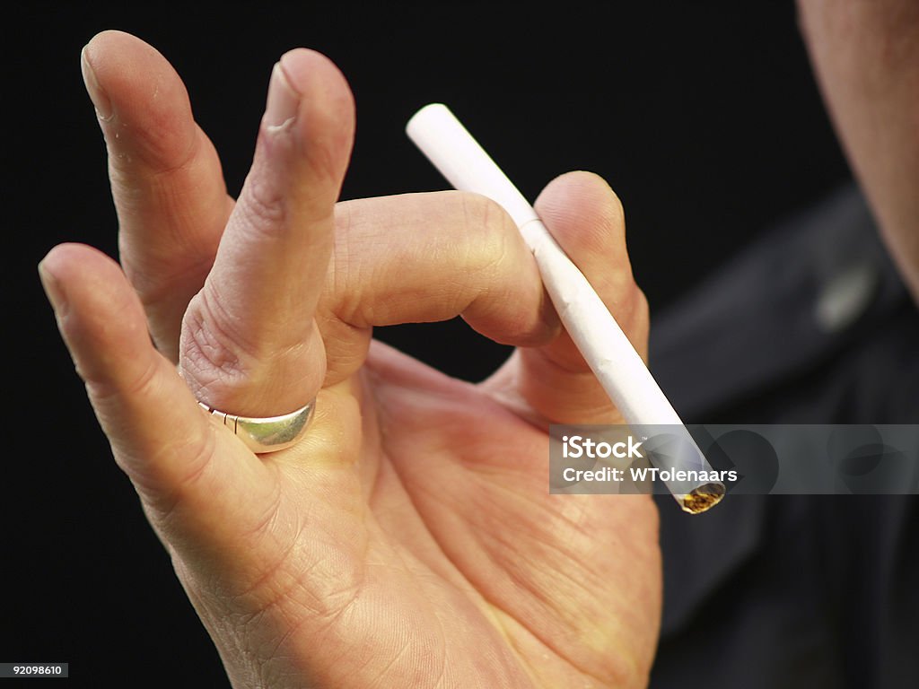 Uomo vuole smettere di fumare - Foto stock royalty-free di Lanciare