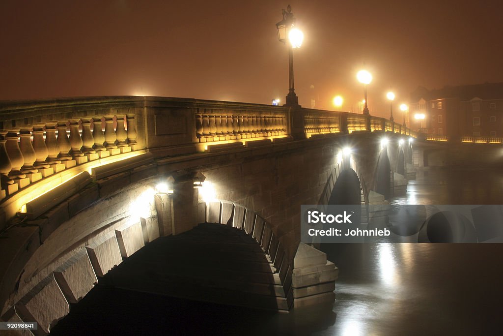 Mglisty Most nad rzeką Severn w Worcester - Zbiór zdjęć royalty-free (Worcester - Anglia)