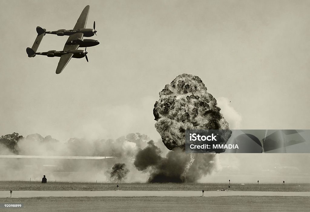 Widok z lotu ptaka bombardment - Zbiór zdjęć royalty-free (Bombardować)