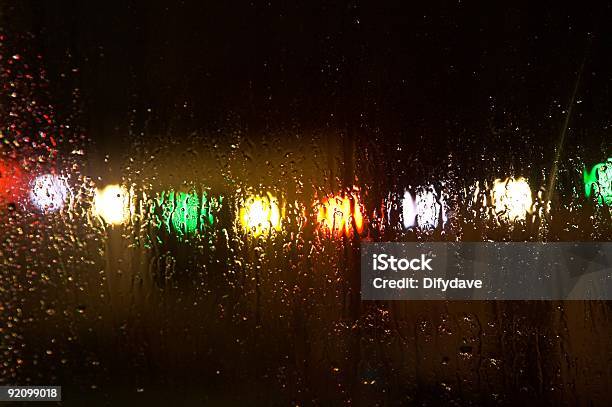 Kolorowe Światła Przez Okno Deszczowa - zdjęcia stockowe i więcej obrazów Oświetlony - Oświetlony, Boże Narodzenie, Okno