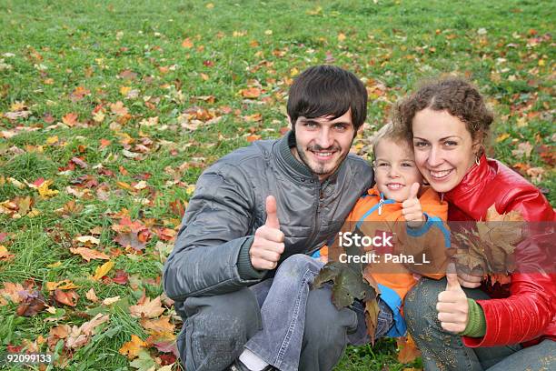 Herbst Familie Mit Finger Auf Ok Stockfoto und mehr Bilder von Ahorn - Ahorn, Beide Elternteile, Blatt - Pflanzenbestandteile