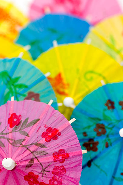 cocktail de parasols - drink umbrella umbrella pink paper photos et images de collection