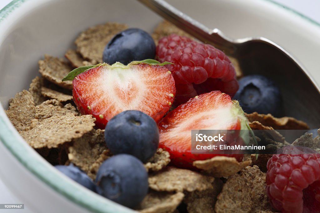 Tigela de cereal do café da manhã com frutas e uma colher. - Foto de stock de Alimentação Saudável royalty-free