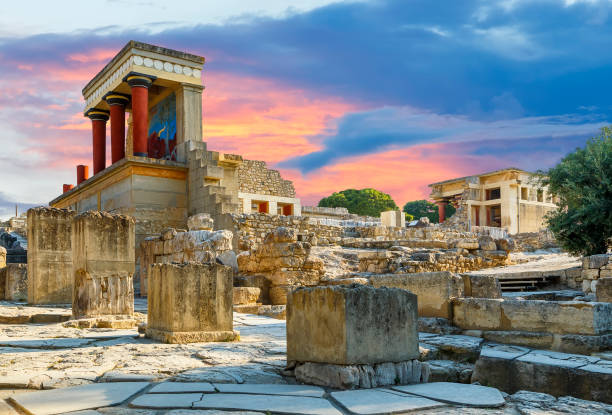 il palazzo di cnosso a creta, in grecia, il palazzo di cnosso, è il più grande sito archeologico dell'età del bronzo di creta e il centro cerimoniale e politico della civiltà e della cultura minoica. - greek currency foto e immagini stock