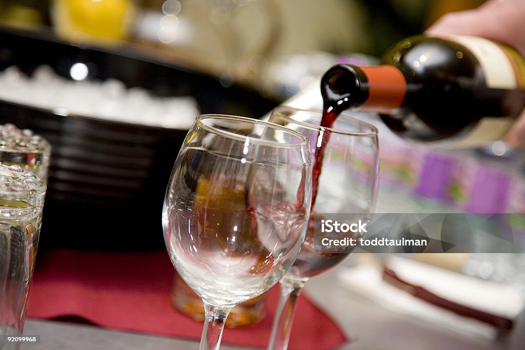 Versare il vino - Foto stock royalty-free di Alchol