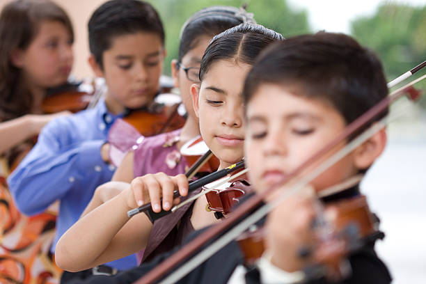молодые violinists - latin american and hispanic ethnicity child violin music стоковые фото и изображения