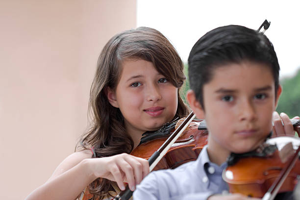 скрипка в duet - latin american and hispanic ethnicity child violin music стоковые фото и изображения