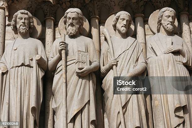 París Y Esculturas De La Catedral De Notre Dame Foto de stock y más banco de imágenes de Apóstol - Apóstol, Arquitectura, Basílica
