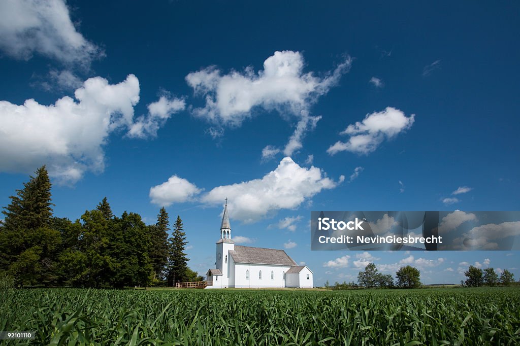 Le ciel bleu sur un pays Église - Photo de Plaine - Zone herbeuse libre de droits