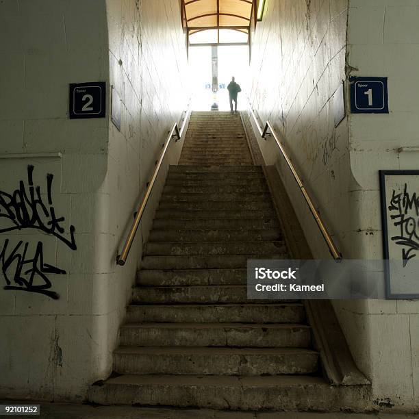 Foto de De Passagem e mais fotos de stock de Adulto - Adulto, Andar, Chegada