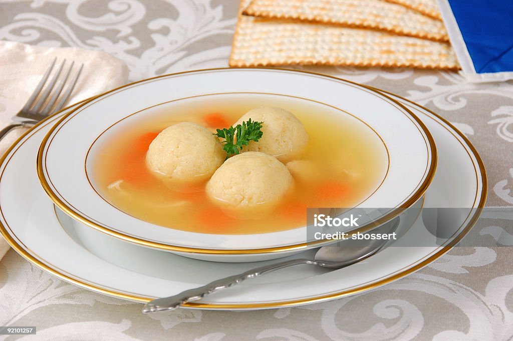 Matzah суп - Стоковые фото Суп с шариками из мацы роялти-фри