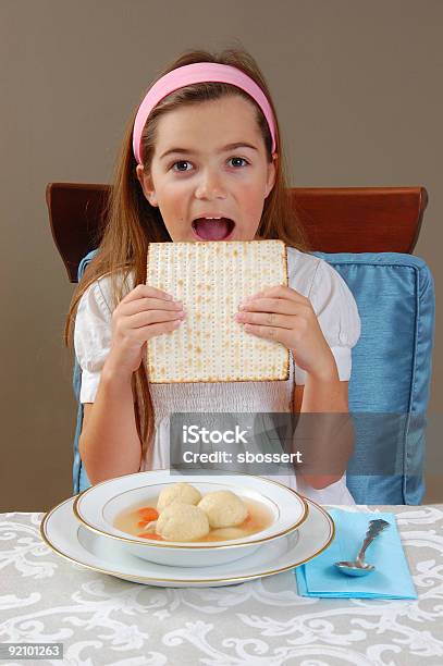 食べる Matzah - チキンスープのストックフォトや画像を多数ご用意 - チキンスープ, テーブルクロス, 過越しの晩餐