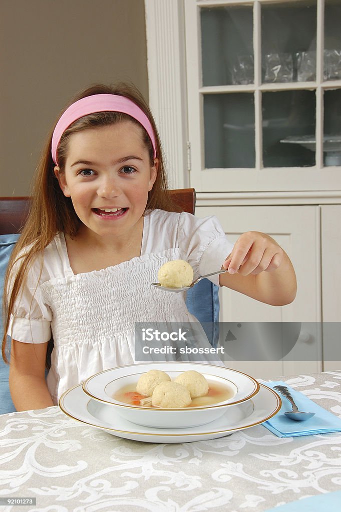 Comer Matzah sopa de bola de - Foto de stock de Niñas libre de derechos