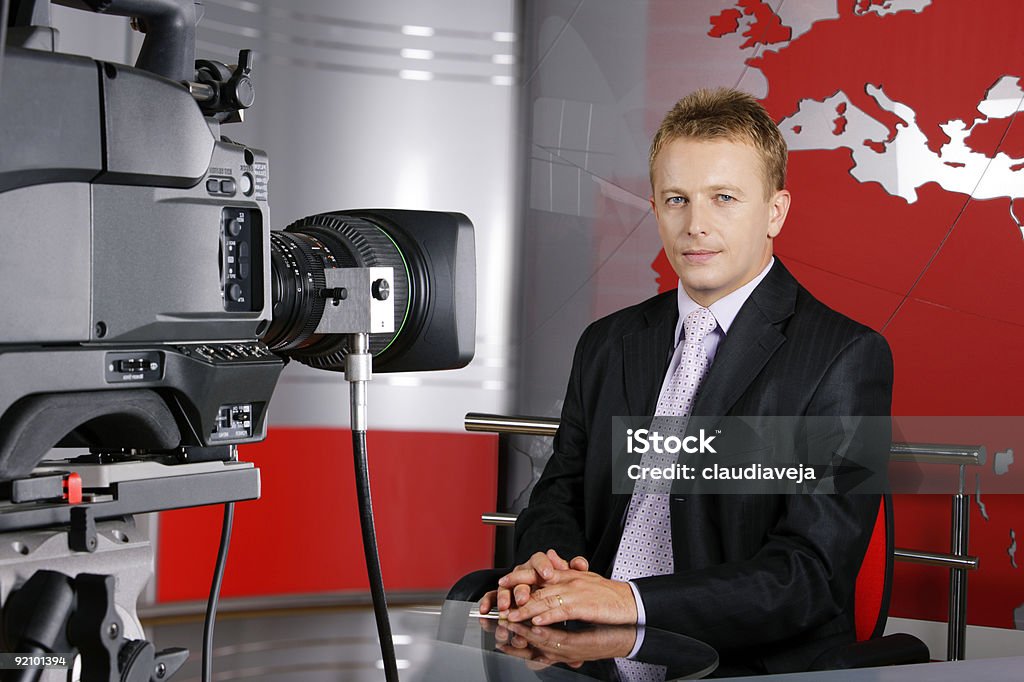 Real średnim wieku TV news presenter i kamery - Zbiór zdjęć royalty-free (Prezenter wiadomości)