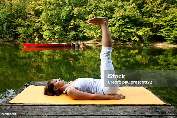 Clase De Yoga Foto de stock y más banco de imágenes de Acostado - Acostado, Adulto, Aire libre