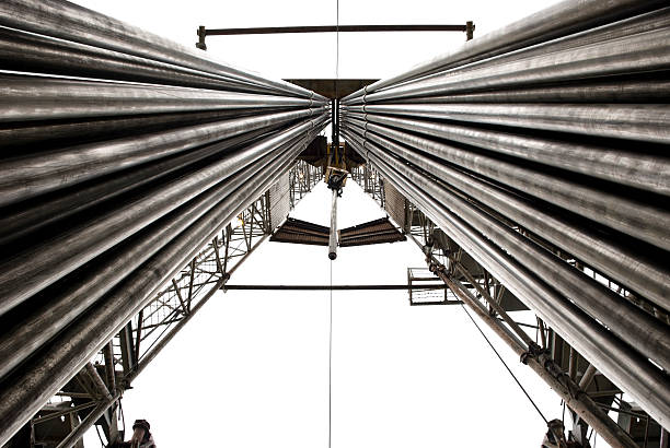 torre perforadora con completamente cargado tuberías de brocas - oil rig onshore drilling rig borehole fotografías e imágenes de stock