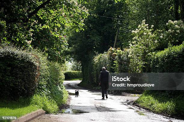 Photo libre de droit de Un Homme Et Son Chien banque d'images et plus d'images libres de droit de Adulte - Adulte, Angleterre, Arbre