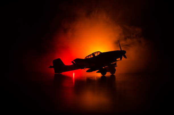 avião de modelo jet-propelled alemão junker (ju-87) na posse. fundo de fogo laranja escuro. cena de guerra. foco seletivo (colocação de posição de diferença) - propelled - fotografias e filmes do acervo