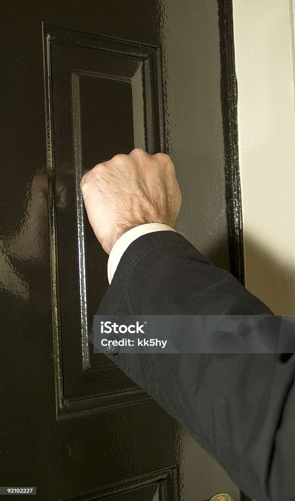 Tocando a la puerta - Foto de stock de Llamar a la puerta libre de derechos