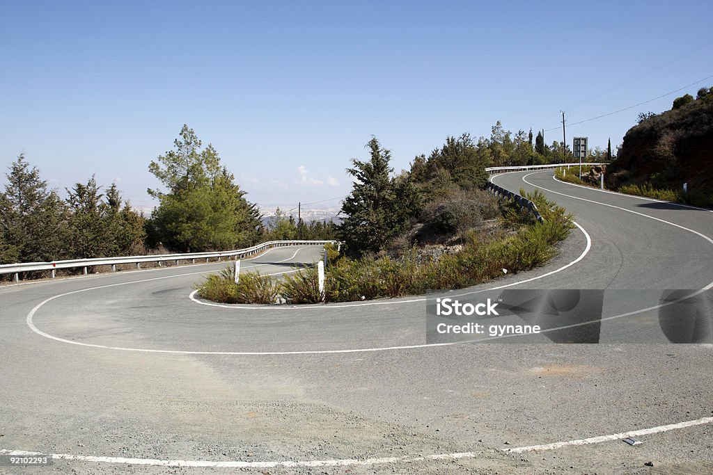 Route de montagne sinueuse à Chypre - Photo de Colline libre de droits