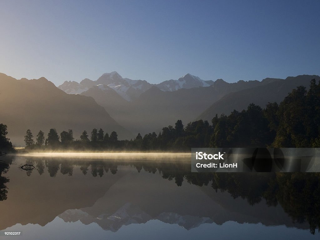 Chamas de névoa - Foto de stock de Azul royalty-free