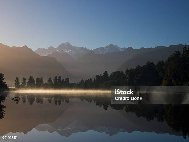 Chamas Da Humidade - Fotografias de stock e mais imagens de Amanhecer - Amanhecer, Ao Ar Livre, Azul