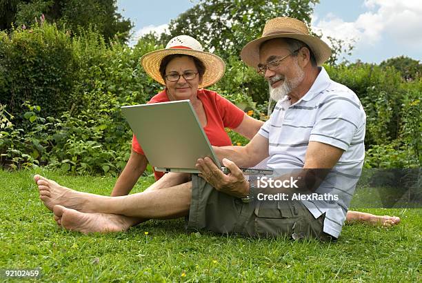 Pareja Senior En El Jardín Foto de stock y más banco de imágenes de Actividades recreativas - Actividades recreativas, Adulto, Adulto maduro